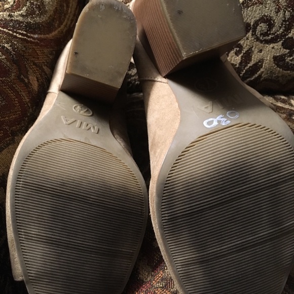 Cute suede open-toed boot heels. - Picture 5 of 7